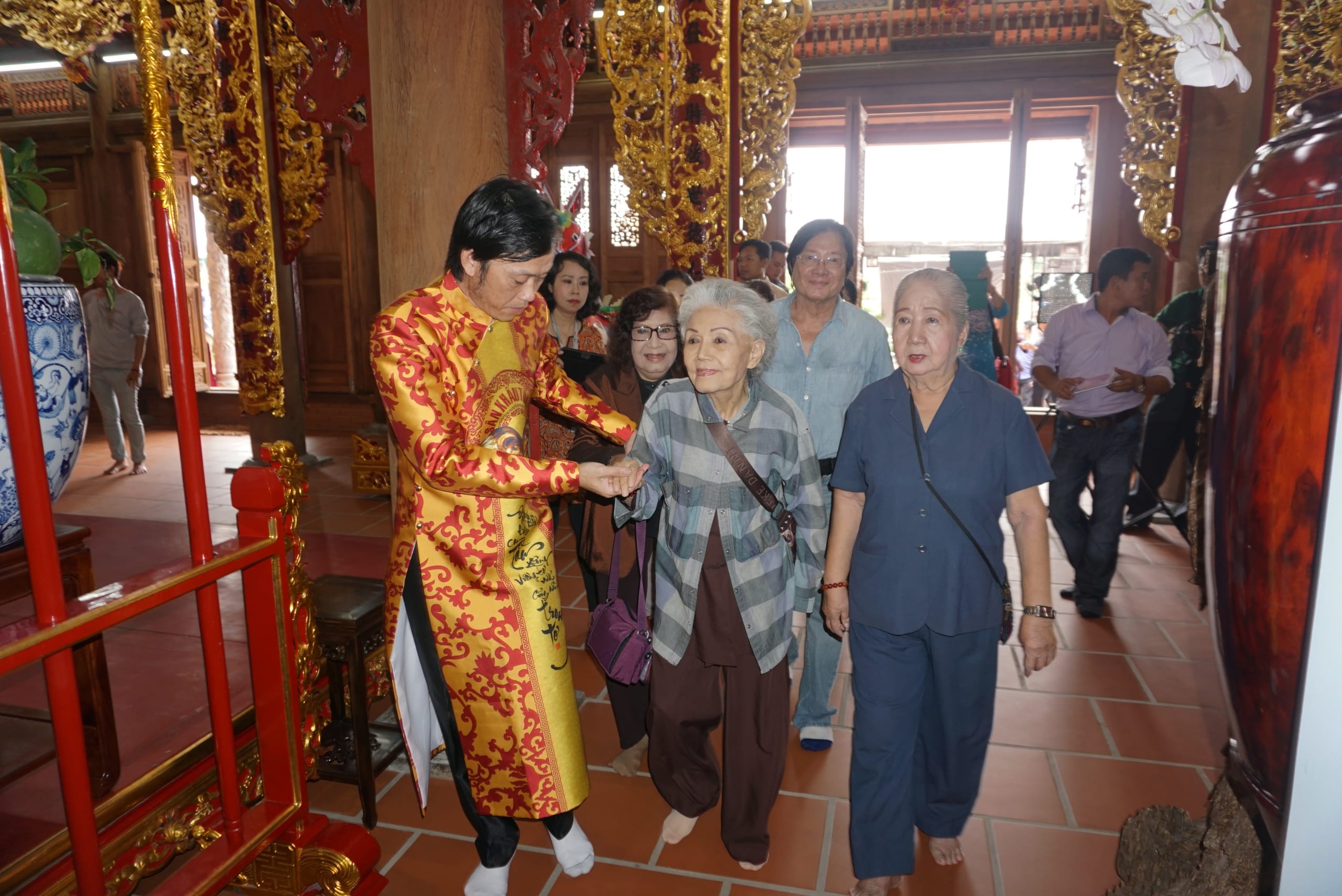 NSƯT Hoài Linh khánh thành Đền thờ Tổ 4 NSƯT Hoài Linh khánh thành Đền thờ Tổ - ảnh 3